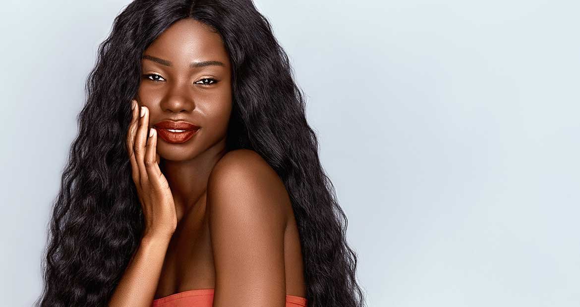Modelo Negra Com Cabelos Longos E Pretos Levemente Ondulados